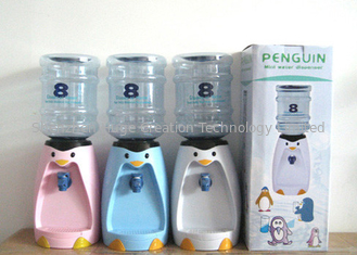 China 2,5 van Miniatuur van het de Automaat Miniwater van het Pinguïnwater de Drankliter Automaat 8 Glazenbeeldverhaal die Drinkware-Koppen drinken leverancier